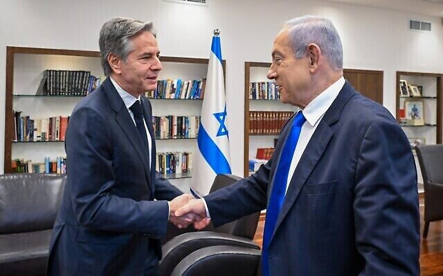 رئيس الوزراء بنيامين نتنياهو، (على يمين الصورة)، يلتقي بوزير الخارجية الأمريكي أنتوني بلينكن في مقر وزارة الدفاع (الكيرياه) في تل أبيب، 9 يناير، 2024. (Kobi Gideon/GPO)