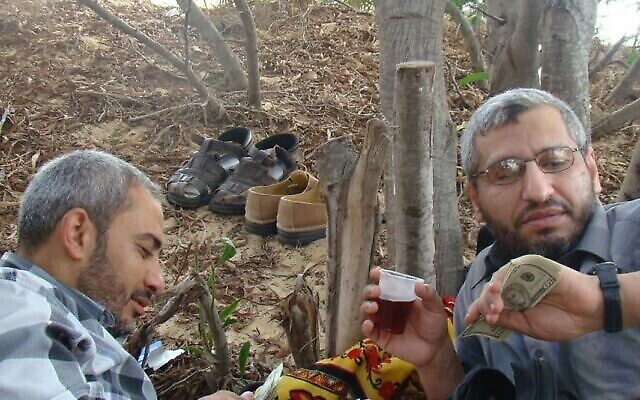 صورة غير مؤرخة نشرها الجيش الإسرائيلي في 6 يناير، 2024، تظهر محمد ضيف (على اليمين)، قائد الجناح العسكري لحركة حماس.  (Israel Defense Forces)