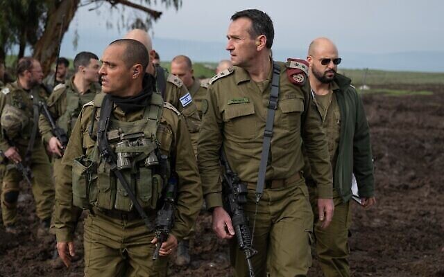 رئيس أركان الجيش الإسرائيلي اللفتنانت جنرال هرتسي هليفي (وسط) يلتقي بجنود خلال تدريب في شمال إسرائيل، 17 يناير، 2024. (Israel Defense Forces)