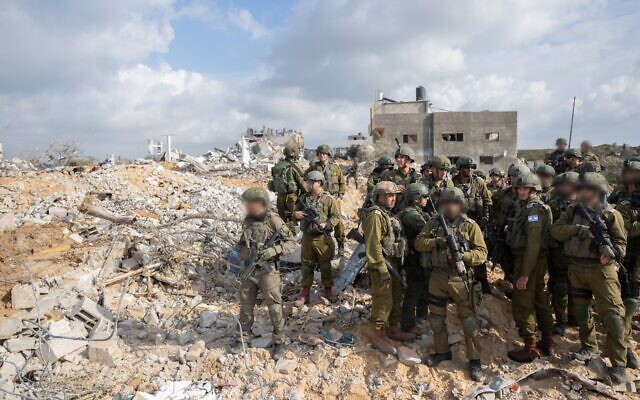 رئيس أركان الجيش الإسرائيلي هرتسي هاليفي وضباط آخرون يقومون بجولة في موقع انفجار دام في وسط قطاع غزة، 23 يناير، 2024. (IDF)