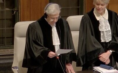 رئيس المحكمة العليا المتقاعد أهارون باراك يؤدي اليمين بصفته المعين من قبل إسرائيل في محكمة العدل الدولية في لاهاي، 11 يناير، 2024. (Screen grab)