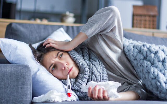 امرأة تعاني من الإنفلونزا (monstArrr_ via iStock by Getty Images)