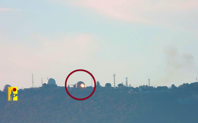 لقطة شاشة من فيديو تظهر صاروخا موجها مضادا للدبابات تابع لحزب الله يضرب قبة رادار في قاعدة مراقبة حركة جوية تابعة للقوات الجوية الإسرائيلية على جبل ميرون، 6 يناير، 2024. (Screenshot: Telegram)