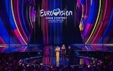 عريفو اليوروفيجن أليشا ديكسون وجراهام نورتون وهانا وادينجهام وجوليا سانينا على خشبة المسرح خلال الحفل الختامي لمسابقة الأغنية الأوروبية 2023 في 13 مايو 2023 في M&S Bank Arena في ليفربول، شمال إنجلترا. (Paul ELLIS / AFP)