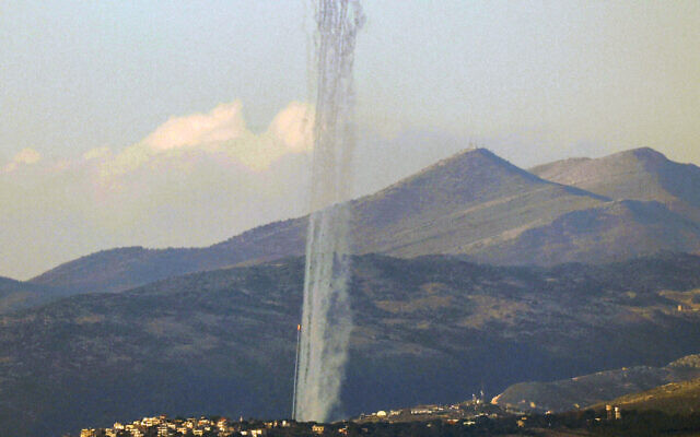 صورة ملتقطة من موقع إسرائيلي على طول الحدود مع جنوب لبنان تظهر صواريخ تم إطلاقها من لبنان على إسرائيل في 26 فبراير، 2024. (Jalaa MAREY / AFP)