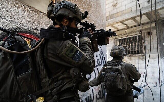 جنود إسرائيليون يقاتلون في قطاع غزة في صورة نشرها الجيش الإسرائيلي في 9 فبراير، 2024. (IDF Spokesperson)