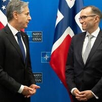 وزير الخارجية النرويجي إسبن بارث إيدي يلتقي بنظيره الأمريكي أنتوني بلينكن على هامش مؤتمر وزراء خارجية حلف شمال الأطلسي في بروكسل، 28 نوفمبر، 2023. (Saul Loeb/Pool/AFP)