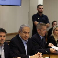 أرشيف: رئيس الوزراء بنيامين نتنياهو (الثاني من اليسار) يترأس الجلسة الأسبوعية لمجلس الوزراء في وزارة الدفاع في تل أبيب، 7 يناير، 2024. (RONEN ZVULUN / POOL / AFP)