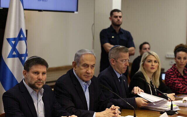 أرشيف: رئيس الوزراء بنيامين نتنياهو (الثاني من اليسار) يترأس الجلسة الأسبوعية لمجلس الوزراء في وزارة الدفاع في تل أبيب، 7 يناير، 2024. (RONEN ZVULUN / POOL / AFP)