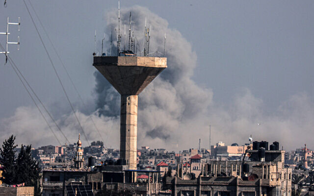 صورة تم التقاطها من رفح في جنوب قطاع غزة تظهر الدخان يتصاعد فوق المباني في خان يونس، في أعقاب قصف إسرائيلي في 5 فبراير 2024. (SAID KHATIB / AFP)