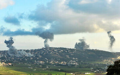دخان يتصاعد فوق قرية الخيام الحدودية بجنوب لبنان خلال قصف إسرائيلي في 7 فبراير، 2024. (Rabie DAHER / AFP)