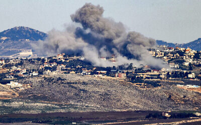 دخان يتصاعد خلال غارات إسرائيلية على قرية الخيام في جنوب لبنان في 8 فبراير، 2024 (Jalaa Marey / AFP)