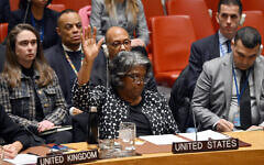 السفيرة الأمريكية لدى الأمم المتحدة ليندا توماس غرينفيلد تدلي تستخدم حق النقض (الفيتو) خلال جلسة لمجلس الأمن الدولي حول الحرب بين إسرائيل وحماس، في مقر الأمم المتحدة في مدينة نيويورك، 20 فبراير، 2024. (Angela Weiss/AFP)