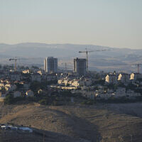 مشروع سكني قيد الإنشاء في مستوطنة معاليه أدوميم الإسرائيلية بالضفة الغربية، 26 يونيو، 2023. (AP Photo/Ohad Zwigenberg)