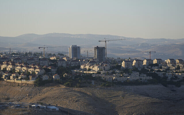 مشروع سكني قيد الإنشاء في مستوطنة معاليه أدوميم الإسرائيلية بالضفة الغربية، 26 يونيو، 2023. (AP Photo/Ohad Zwigenberg)