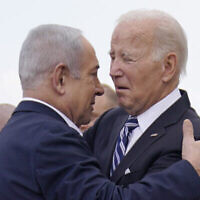 رئيس الوزراء الإسرائيلي بنيامين نتنياهو يستقبل الرئيس الأمريكي جو بايدن بعد وصوله إلى مطار بن غوريون الدولي في تل أبيب، 18 أكتوبر 2023. (AP/Evan Vucci)