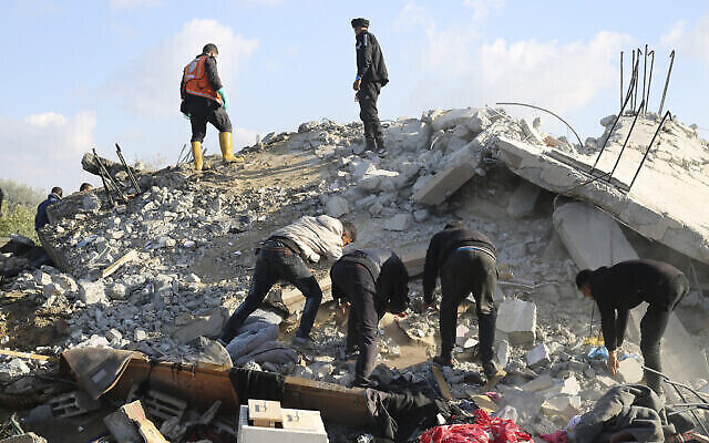 فلسطينيون يبحثون عن ناجين بعد غارة جوية إسرائيلية على مبنى سكني في رفح، قطاع غزة، 10 فبراير، 2024. (AP Photo/Hatem Ali)
