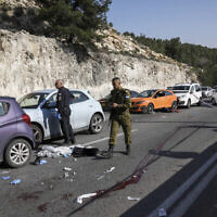 الشرطة في موقع هجوم إطلاق نار خارج معاليه أدوميم في الضفة الغربية، 22 فبراير، 2024. (AP Photo/Mahmoud Illean)
