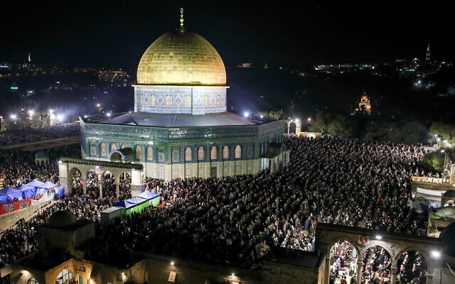 عشرات الآلاف من المصلين المسلمين يصلون في الحرم القدسي خلال شهر رمضان المبارك، في البلدة القديمة في القدس، 17 أبريل، 2023. (Jamal Awad/Flash90)