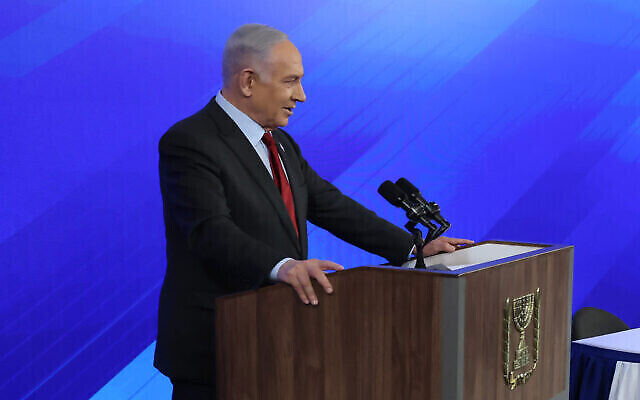 رئيس الوزراء بنيامين نتنياهو يتحدث خلال مؤتمر صحفي في وزارة الدفاع في تل أبيب، 18 يناير، 2024. (Tomer Appelbaum/POOL)
