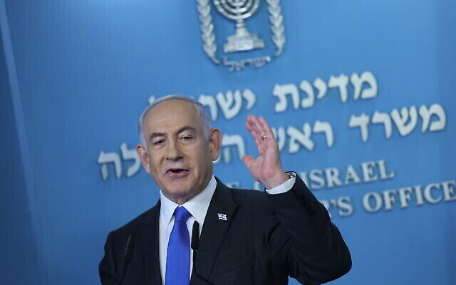 رئيس الوزراء بنيامين نتنياهو يعقد مؤتمرا صحفيا في مكتبه بالقدس، 17 فبراير، 2024. (Yonatan Sindel/Flash90)