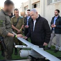 رئيس الوزراء بنيامين نتنياهو يلتقي بوحدة النخبة "روخيف شمايم" التابعة لسلاح المدفعية الإسرائيلي في قاعدة زيكيم، 20 فبراير 2024. (Amos Ben Gershom/GPO)
