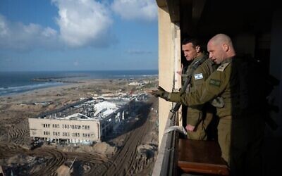 رئيس أركان الجيش الإسرائيلي اللفتنانت جنرال هرتسي هاليفي (يسار الصورة) يلتقي بقائد القيادة الجنوبية، اللواء يارون فينكلمان في شمال غزة، 6 فبراير، 2024.  (Israel Defense Forces)