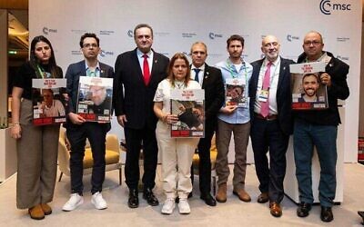 وزير الخارجية يسرائيل كاتس (الثالث من اليسار) مع أقارب الرهائن المحتجزين في غزة ومسؤولين آخرين في مؤتمر ميونيخ للأمن، ألمانيا، 16 فبراير، 2024. (Boaz Arad)