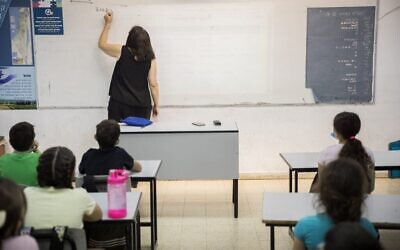 صورة توضيحية لمعلمة في مدرسة إسرائيلية (Courtesy Abraham Initiatives)