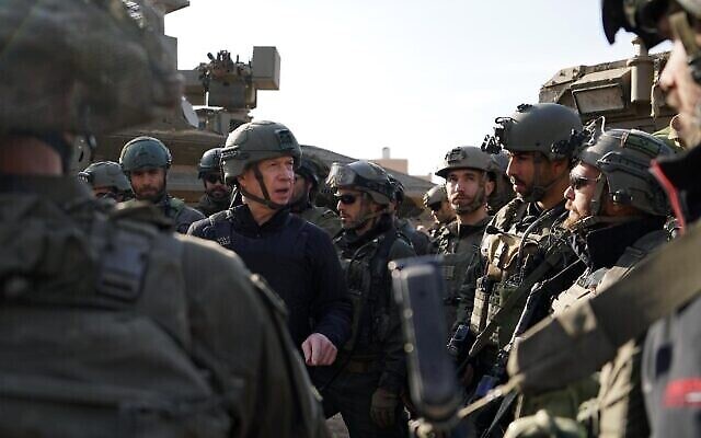 وزير الدفاع يوآف غالانت (وسط) يتحدث إلى جنود الفرقة 98 في خان يونس بجنوب غزة، 1 فبراير، 2024. (Ariel Hermoni/Defense Ministry)