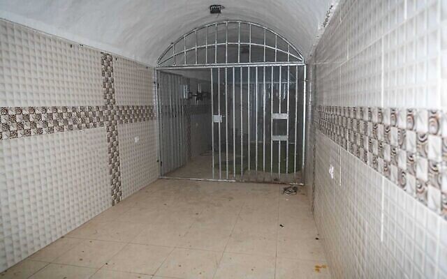 صورة نشرها الجيش الإسرائيلي في 7 فبراير، 2024، تظهر زنزانة احتجاز داخل نفق رئيسي لحركة حماس سيطرت عليه القوات الإسرائيلية في خان يونس، جنوب غزة.(IDF)