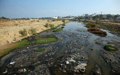 مياه الصرف الصحي تتدفق في قطاع غزة، في يونيو 2022 (MOHAMMED ABED / AFP)