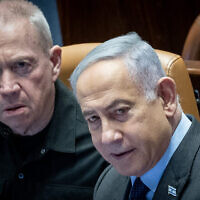 رئيس الوزراء بنيامين نتنياهو ووزير الدفاع يوآف غالانت في الكنيست، 19 فبراير 2024 (Yonatan Sindel/Flash90)
