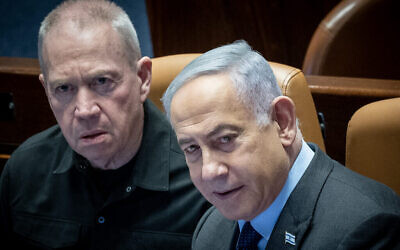 رئيس الوزراء بنيامين نتنياهو ووزير الدفاع يوآف غالانت في الكنيست، 19 فبراير 2024 (Yonatan Sindel/Flash90)