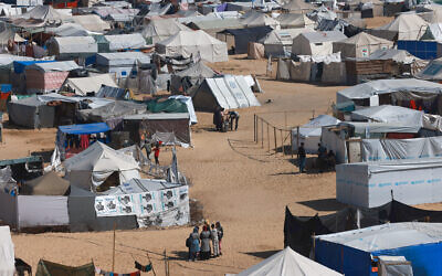 مخيم مؤقت للنازحين الفلسطينيين في رفح بجنوب قطاع غزة، 4 أبريل، 2024. (Mohammed Abed/AFP)