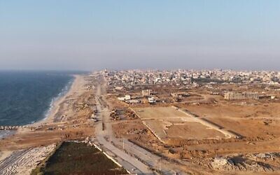 أعمال بناء على ساحل غزة، في إطار مشروع تقوده الولايات المتحدة لجلب المساعدات إلى القطاع عبر رصيف بحري، في صورة نشرت في 27 أبريل، 2024. (Defense Ministry Department of Engineering and Construction)