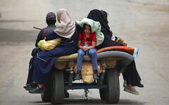 فلسطينيون ينزحون من رفح، جنوب قطاع غزة، في 10 مايو 2024. (AFP)