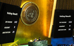 نتائج تصويت الجمعية العامة للأمم المتحدة على قرار لبقيام مجلس الأمن بإعادة النظر ودعم العضوية الكاملة لفلسطين في الأمم المتحدة، معروضة في مقر الأمم المتحدة في مدينة نيويورك، 10 مايو، 2024. (Charly TRIBALLEAU / AFP)