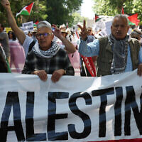أشخاص يشاركون في مظاهرة لدعم الشعب الفلسطيني في مدريد، إسبانيا، في 11 مايو، 2024. (Pierre-Philippe MARCOU / AFP)