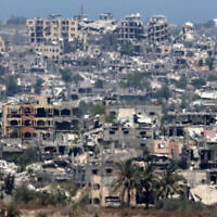 تظهر هذه الصورة الملتقطة من الحدود الجنوبية لإسرائيل مع قطاع غزة مباني مدمرة في القطاع، 15 مايو، 2024. (JACK GUEZ / AFP)