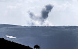 تظهر هذه الصورة الملتقطة من شمال إسرائيل الدخان المتصاعد خلال غارات إسرائيلية على جنوب لبنان في 25 مايو، 2024. (Jalaa MAREY / AFP)