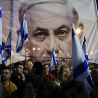 إسرائيليون يحتجون على خطط حكومة رئيس الوزراء بنيامين نتنياهو لإصلاح النظام القضائي، في تل أبيب، 18 مارس، 2023. (AP/Ohad Zwigenberg)