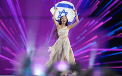 عيدن غولان من إسرائيل تدخل المسرح خلال استعرض الأعلام قبل النهائي الكبير لمسابقة الأغنية الأوروبية "يوروفيحن" في مالمو، السويد، 11 مايو، 2024. (AP Photo / Martin Meissner)