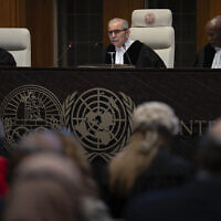 رئيس المحكمة نواف سلام يقرأ حكم محكمة العدل الدولية في لاهاي، هولندا، 24 مايو، 2024. (AP Photo/Peter Dejong)