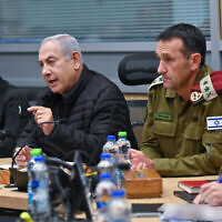 وزير الدفاع يوآف غالانت ورئيس الوزراء بنيامين نتنياهو ورئيس هيئة الأركان الإسرائيلي هرتسي هليفي، 23 أكتوبر، 2023. (Kobi Gideon / GPO)