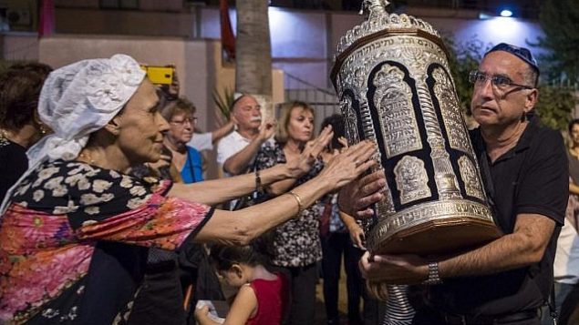 اليهود المغاربة والسياح اليهود الإسرائيليون يشاركون في احتفالات "سمحات توراه" في كنيس في مراكش في 12 أكتوبر، 2017. (AFP PHOTO / FADEL SENNA)