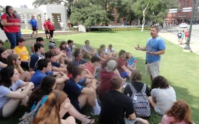 Etgar 36 founder Billy Planer speaks to a group of teens visiting the King Historic District in downtown Atlanta.