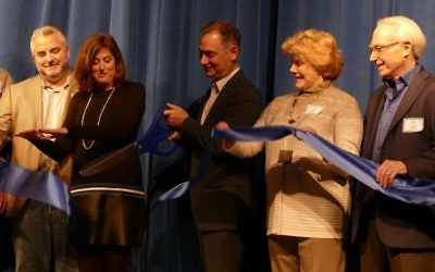 Board President Jon Leven, who co-chaired the fundraising campaign with Mara Berman and Sam Tuck, cuts the ribbon on the stage of the new Rosenberg Performing Arts Theatre. Theater donors Dulcy and Jerry Rosenberg are to his left; Tuck and Head of School Amy Shafron are to his right.
