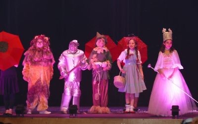 Glinda (sixth-grader Eva Beresin) rescues Dorothy (Shiraz Agichtein), the Scarecrow (sixth-grader Jordan Joel), the Tinman (sixth-grader Dov Karlin) and the Lion (sixth-grader Miriam Burmenko) from a field of poppies.