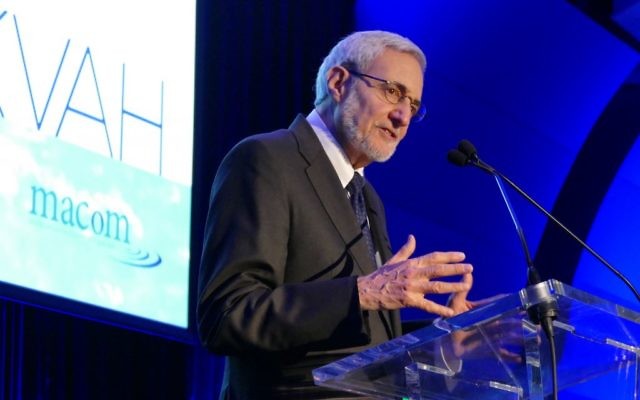Rabbi Alvin Sugarman speaks at the Mitzvah for the Mikvah gala in March.